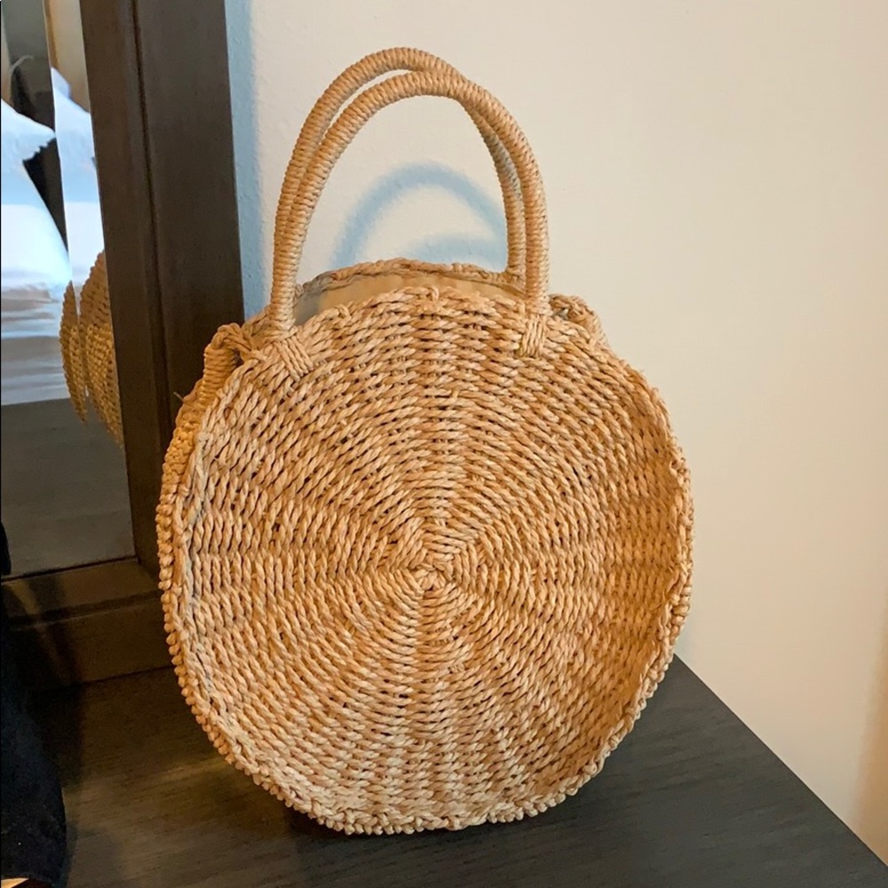 Straw round handbag